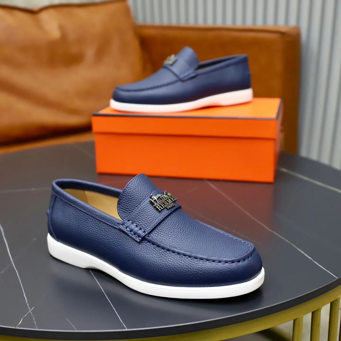 Ex-factory price: 560💰Hermès/Hermès slip-on men's shoes. This shoe is made of imported pebbled cowhide. It has simple and smooth lines and is combined with aerodynamically designed 3CM rubber foam ultra-light soles! Youthful and fashionable, classic H-shaped hardware buckle decoration, calf lining gently wraps the feet, with logo cowhide feet, casual and urban style, highlighting youthful vitality, sports and leisure version, super versatile, code number: 38-39-40-41-42-43-44 standard leather shoe size (45 can be customized but does not support returns)